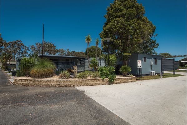 Colonial Holiday Park and Leisure Village