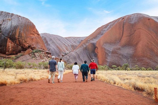 Explore Uluru: 7 Hours Guide Tour at Sunrise with Light Breakfast